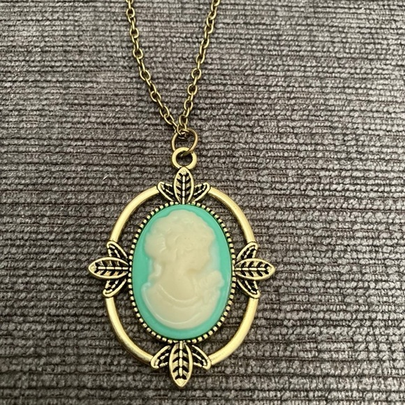 Vampire Diaries Katherine Pierce Petrova Victorian Lady Cameo Necklace Gilbert - Picture 3 of 4